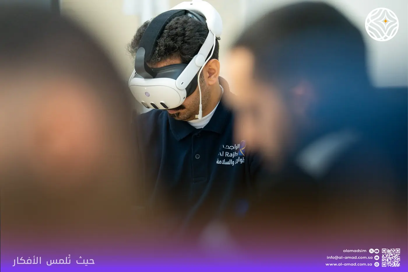 متدرب من كوادر الطوارئ والسلامة يخوض تجربة المحاكاة الغامرة بنظارة الواقع الافتراضي